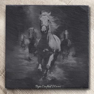 Puede incluir: Una imagen grabada en blanco y negro de cinco caballos corriendo por el agua. Los caballos est&aacute;n en movimiento borroso, creando una sensaci&oacute;n de velocidad y energ&iacute;a. La imagen est&aacute; sobre un fondo oscuro, con las crines y las colas de los caballos flotando en el viento.