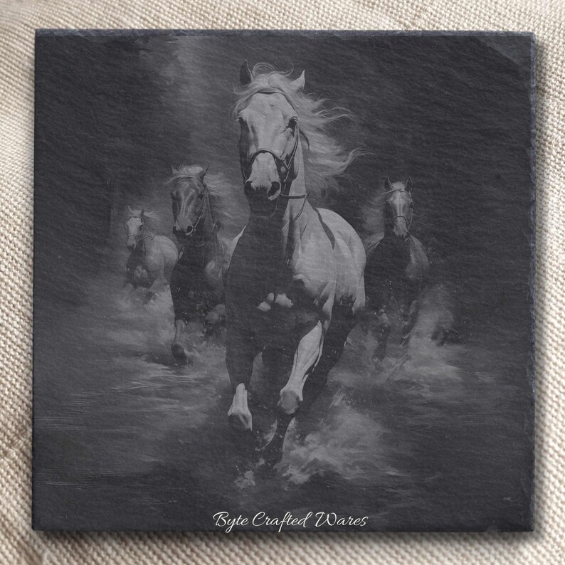 Puede incluir: Una imagen grabada en blanco y negro de cinco caballos corriendo por el agua. Los caballos est&aacute;n en movimiento borroso, creando una sensaci&oacute;n de velocidad y energ&iacute;a. La imagen est&aacute; sobre un fondo oscuro, con las crines y las colas de los caballos flotando en el viento.