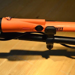 Puede incluir: Una taza de cerámica blanca con un asa negra y el texto "But First, Coffee" en negro y negrita. La taza está sobre una superficie de madera. La taza mide aproximadamente 10 cm de alto.