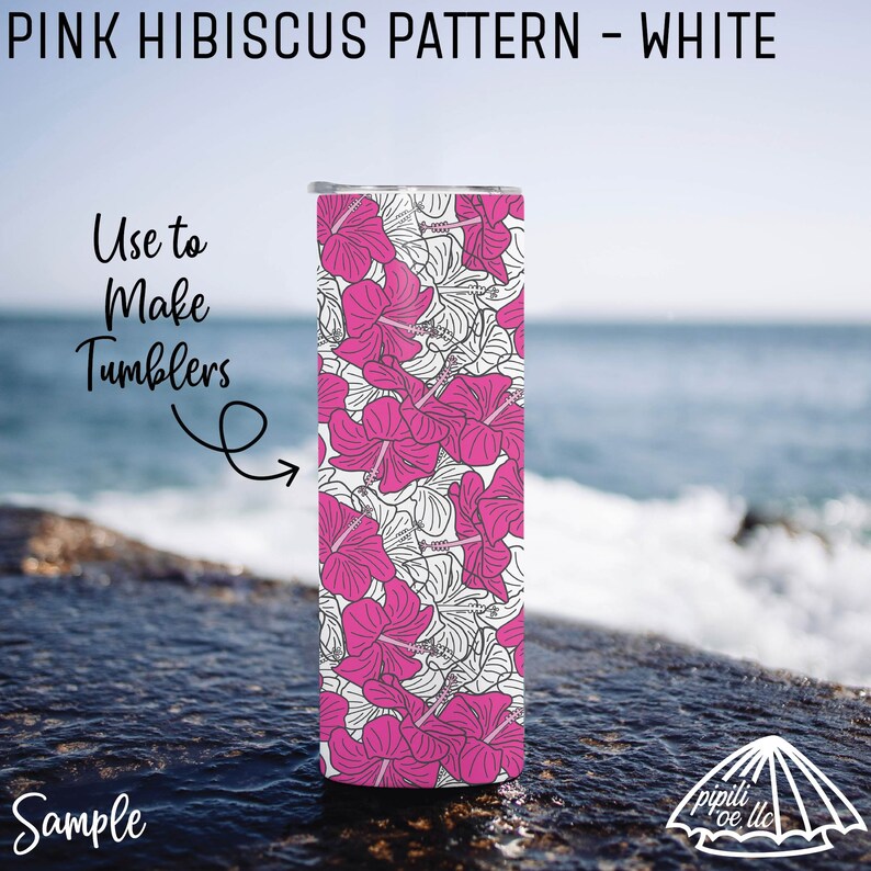 Puede incluir: Un vaso blanco con un patr&oacute;n floral de hibisco rosa. El texto "Use to Make Tumblers" est&aacute; escrito en el lado izquierdo de la imagen. El vaso est&aacute; sentado en una roca cerca del oc&eacute;ano.