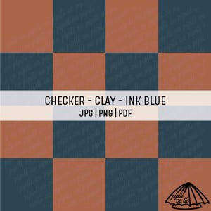 Può includere: Un motivo a scacchiera con quadrati alternati color argilla e blu inchiostro. Il testo "CHECKER - CLAY - INK BLUE" è visualizzato al centro, con "JPG | PNG | PDF" sotto. Il design si ripete sull'immagine.
