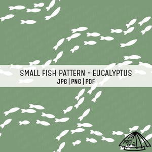 Puede incluir: Un patrón repetitivo de peces blancos nadando sobre un fondo verde eucalipto. Se muestra el texto "SMALL FISH PATTERN - EUCALYPTUS", junto con las opciones de tipo de archivo: JPG, PNG y PDF. Un logotipo está en la esquina inferior derecha.