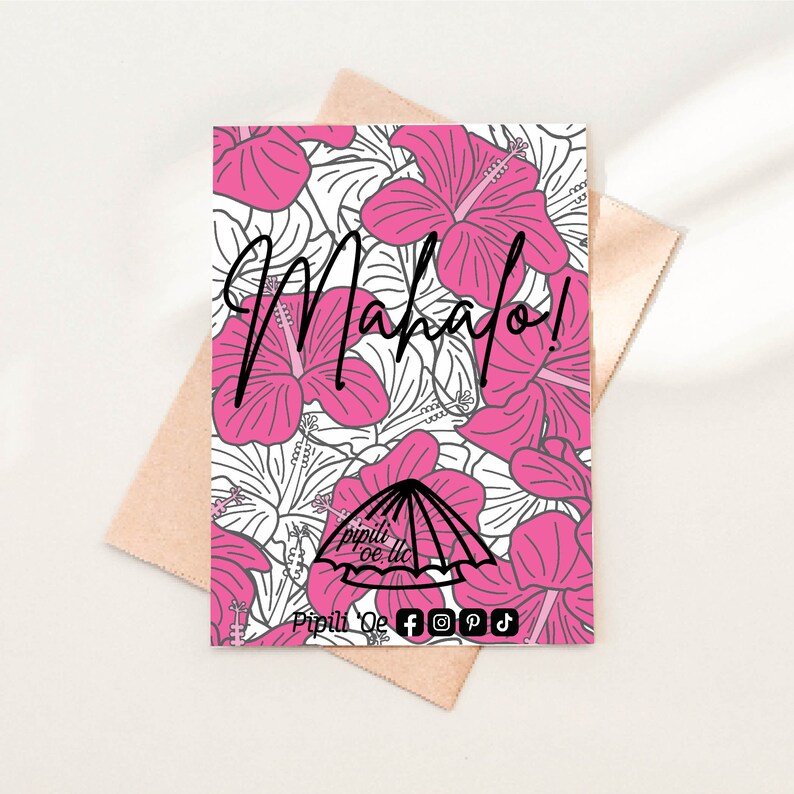 Puede incluir: Una tarjeta de felicitaci&oacute;n rosa y blanca con un patr&oacute;n floral de flores de hibisco. La tarjeta dice "Mahalo!" en letras cursivas negras. La parte inferior de la tarjeta tiene un peque&ntilde;o logotipo con el texto "Pipili Oe" e iconos de redes sociales.