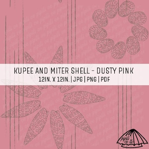 Op de afbeelding: Een oudroze digitale afbeelding met een cirkelvormige rangschikking van Kupee- en Miter-schelpillustraties met een houtnerftextuur. De tekst luidt: KUPEE AND MITER SHELL - DUSTY PINK 12IN. X 12IN. | JPG | PNG | PDF. Een logo staat in de hoek.