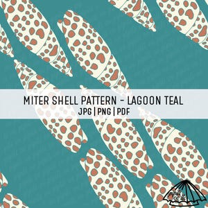Könnte beinhalten: Ein sich wiederholendes Muster von Mitra-Muscheln mit cremefarbenen und rostfarbenen Flecken auf einem lagunenfarbenen Hintergrund. Das Design enthält den Text "MITER SHELL PATTERN - LAGOON TEAL" und Dateitypoptionen: JPG, PNG und PDF.