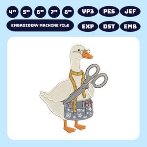 Op de afbeelding: Een borduurmachinebestand met een witte gans die een ronde bril, een geel meetlint om de nek en een blauw bloemenschort met naaigerei draagt. De tekst bevat 4", 5", 6", 7", 8", EMBROIDERY MACHINE FILE, VP3, PES, JEF, EXP, DST en EMB.