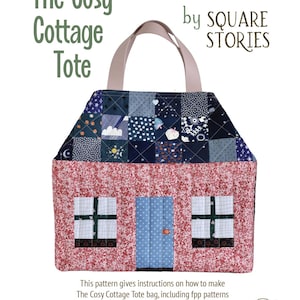 Peut inclure: Un sac fourre-tout fait à la main en forme de maison, avec un motif patchwork de tissus bleus, rouges et blancs. Il possède une poignée rose clair et le texte "The Cosy Cottage Tote" est visible.