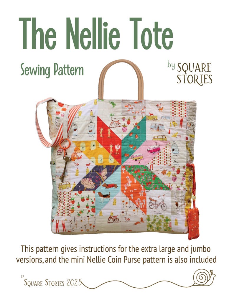 Op de afbeelding: Naaipatroon voor de Nellie Tote van Square Stories. De tas heeft een patchwork ontwerp met een houten handvat en een lange riem. Het patroon bevat instructies voor extra grote en jumbo versies, plus een mini-muntenportemonnee.