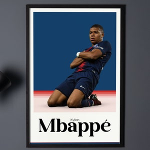 Könnte beinhalten: Ein Poster mit einem Foto von Kylian Mbappé, einem professionellen Fußballspieler, der auf einem rosa und roten Hintergrund kniet. Das Poster hat einen blauen Hintergrund und den Text "Kylian Mbappé" in Weiß.