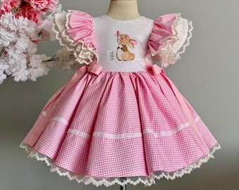 Handgemaakte paasjurk voor meisjes: konijnapplicatie, roze gingham-katoen