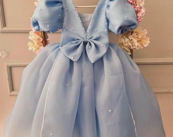 Blauwe satijnen bloemenmeisjesjurk met sleep, blauwe prinsessenjurk, bruidsmeisjesjurk