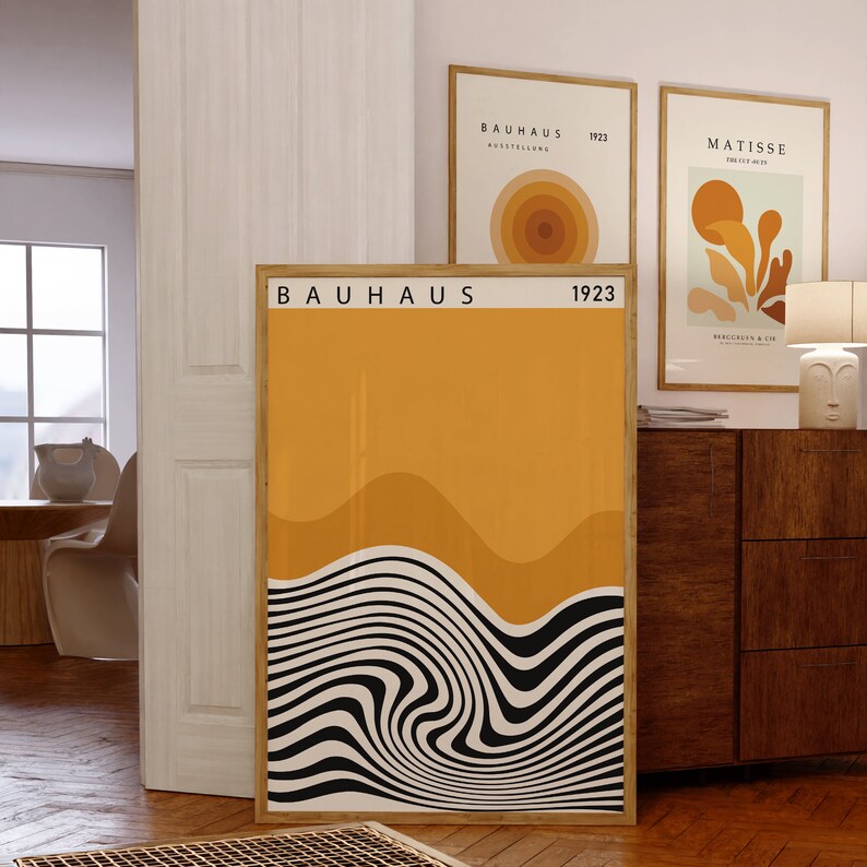 K&ouml;nnte beinhalten: Ein Bauhaus-Plakat mit gelbem Hintergrund und schwarzen und wei&szlig;en wellenf&ouml;rmigen Linien. Das Plakat tr&auml;gt den Text "BAUHAUS 1923" oben.