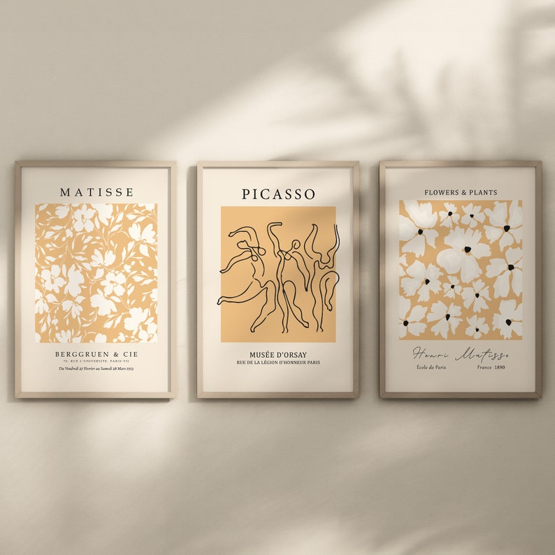 K&ouml;nnte beinhalten: Drei minimalistische Kunstdrucke mit gelbem Hintergrund und wei&szlig;en Designs. Der linke Druck zeigt ein Blumenmuster und den Text "MATISSE" und "BERGGRUEN & CIE". Der mittlere Druck zeigt eine Linienzeichnung von T&auml;nzern und den Text "PICASSO" und "MUS&Eacute;E D'ORSAY". Der rechte Druck zeigt ein Blumenmuster und den Text "FLOWERS & PLANTS" und "Henri Matisse".