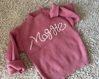 Personalisierter Babypullover mit handgesticktem Namen und Monogramm – ein wertvolles Geschenk von Tante für ein kleines Mädchen – Weihnachtsgeschenk