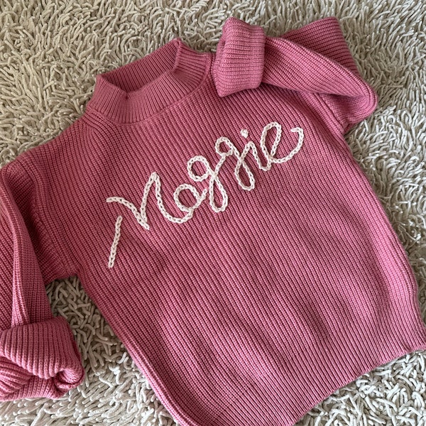 Personalisierter Babypullover mit handgesticktem Namen und Monogramm – ein wertvolles Geschenk von Tante für ein kleines Mädchen – Weihnachtsgeschenk