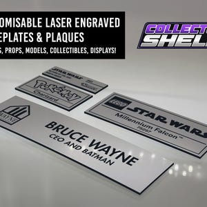 Könnte beinhalten: Vier rechteckige, lasergravierte Namensschilder und Plaketten in Silber und Schwarz. Die Schilder enthalten Texte wie "Star Wars", "Pokémon Charizard", "Wayne Enterprises Bruce Wayne CEO and Batman" und "Lego Star Wars Millennium Falcon 75257".