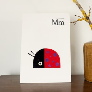 Carte postale MELAdi Coccinelle - Alphabet motifs faits à la main en impression gel à suspendre, à offrir en cadeau 12 x 17,5 cm