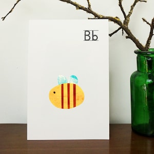 Carte postale MELAdi Bee - Alphabet motifs faits à la main en impression gel à suspendre, à offrir en cadeau 12 x 17,5 cm