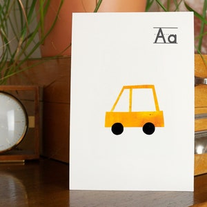 Carte postale MELAdi voiture jaune - motifs alphabet faits à la main en impression gel à suspendre, à offrir en cadeau 12 x 17,5 cm