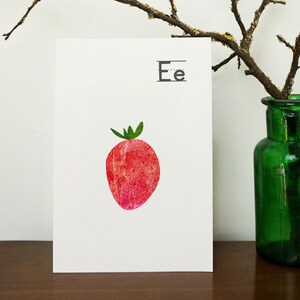Carte postale MELAdi Fraise - Alphabet motifs faits à la main en impression gel à suspendre, à offrir en cadeau 12 x 17,5 cm