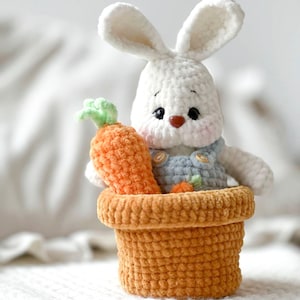 Schema all'uncinetto per un coniglietto in un vaso: peluche fai da te (schema PDF)