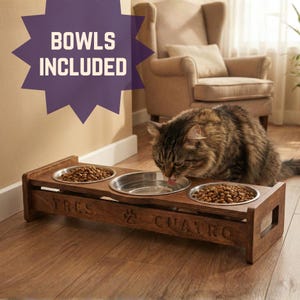 Kundenspezifischer erhöhter Fressnapf mit geneigten Schalen, dreifacher Katzen- und Hundenapfständer, ergonomische Futterstation, Katzengeschenkidee