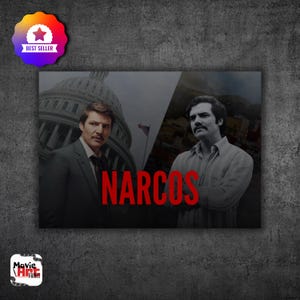Könnte beinhalten: Ein Schwarzweiß-Poster mit dem Titel "Narcos" in roten Buchstaben. Das Poster zeigt zwei Männer, einer im Anzug und der andere in einem weißen Hemd. Der Mann im Anzug steht vor dem US-Kapitol, während der Mann im weißen Hemd vor einer Berglandschaft steht.