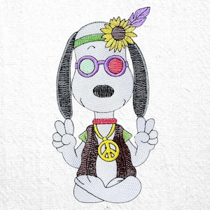 以下が含まれることがあります： ヨガのポーズで座っている漫画の犬の刺繍画像。ヘッドバンド、サングラス、平和のシンボルのネックレスを着用しています。犬の髪にはヒマワリと羽があり、両手で平和のサインをしています。画像は白い背景にあります。