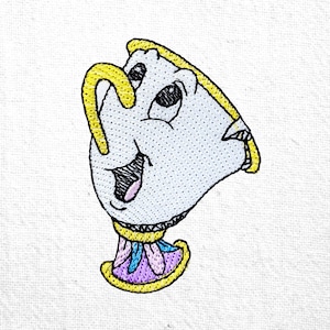 Peut inclure: Image brodée d'une tasse souriante avec une anse et un bord jaunes, et une base violette et bleue. La tasse a un corps blanc avec des détails noirs pour les yeux et la bouche. Le dessin est sur un fond de tissu blanc.