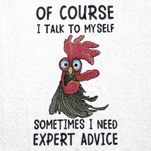 Peut inclure: Tissu blanc avec texte brodé et un coq de dessin animé. Le texte dit « OF COURSE I TALK TO MYSELF » au-dessus du coq et « SOMETIMES I NEED EXPERT ADVICE » en dessous. Le coq a une crête rouge, des plumes noires et de grands yeux.