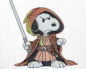 Puede incluir: Bordado de Snoopy vestido de Jedi, sosteniendo un sable de luz. Snoopy lleva una túnica marrón con capucha, una camiseta interior amarilla y un cinturón. El sable de luz es plateado. El fondo es blanco.