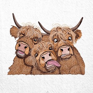 Peut inclure: Image brodée de trois vaches des Highlands avec une fourrure brune, des cornes et des museaux roses. L'une des vaches tire la langue. Les vaches sont regroupées, créant un design humoristique et expressif.