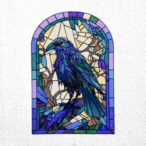 Puede incluir: Diseño bordado de un cuervo en una vidriera. El cuervo está representado en tonos azules y turquesas, posado en una rama. El marco de la ventana presenta un mosaico de colores, incluyendo morado, verde y amarillo, sobre un fondo blanco.