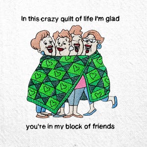 Puede incluir: Imagen bordada de cuatro mujeres bajo una manta verde con patrones de corazones. El texto dice: "En este loco edredón de la vida, me alegro de que estés en mi grupo de amigos."