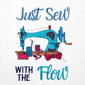 以下が含まれることがあります： 「Just Sew With The Flow」の文字が入った刺繍画像。ターコイズ色のミシンに赤と茶色のアクセント、糸巻きとピンクの針山が描かれています。テキストは青色の筆記体です。
