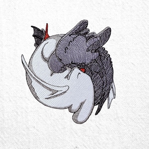 Può includere: Una toppa ricamata raffigurante due creature stilizzate arricciate in una forma circolare yin-yang. Una creatura è grigio chiaro con un piccolo corno rosso, l'altra è grigio antracite scuro con un occhio rosso, entrambe con gli occhi chiusi.