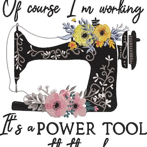 Puede incluir: Diseño de bordado en blanco y negro de una máquina de coser con detalles florales. El texto "Of course I'm working It's a POWER TOOL with thread" está debajo de la imagen.