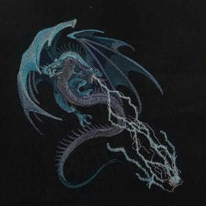 Disegno per ricamo Drago della Tempesta: Ricamo a macchina fantasy con fulmine blu (Download immediato)