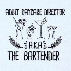 Puede incluir: Diseño de bordado en blanco y negro de una copa de cóctel, una copa de martini, una copa de chupito y una copa alta con una pajita. El texto dice "Adult Daycare Director AKA The Bartender".