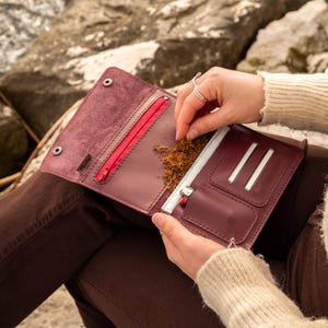Estojo para tabaco em couro genuíno, personalizável com gravação, feito à mão na Itália, ideal para guardar papéis de enrolar e filtros. Presente perfeito para homens.