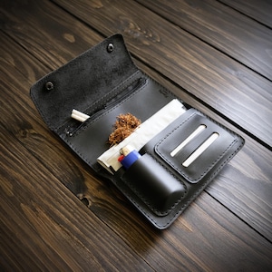 Blague à Tabac en Cuir Noir Personnalisable - Cadeau pour Fumeurs - Étui pour Feuilles, Tabac, Filtres, Briquet - Pochette à Tabac