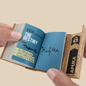 100 jaar Franz Kafka, de verhalen. Miniboekje in het Engels, HANDGEMAAKT in kurk.  Origineel literair geschenk ter gelegenheid van Kafka's honderdjarig bestaan