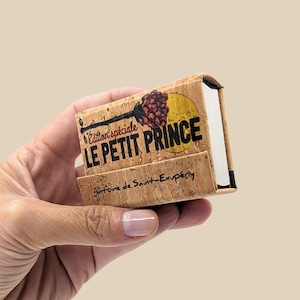 Le Petit Prince, Antoine de Saint-Exupéry. Mini livro em francês, FEITO À MÃO em cortiça natural. Presente literário para amante de livros