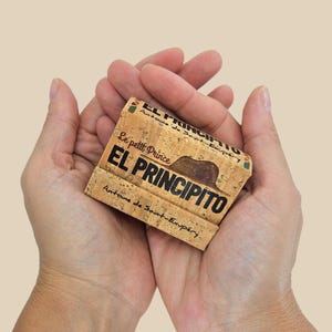 El Principito: mini libro HECHO A MANO con amor en corcho natural, en español. Regalo literario único y especial para amantes de los libros.
