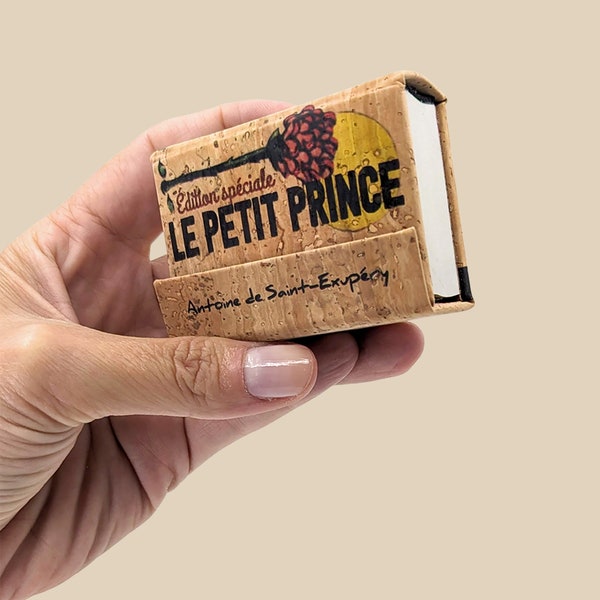 Le Petit Prince, Antoine de Saint-Exupéry. Minibook en français, FAIT MAIN en liège. Livre miniature : cadeau littéraire, art minimaliste