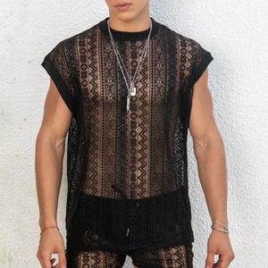Könnte beinhalten: Ein schwarzes Set aus ärmellosem Oberteil und passender Shorts mit einem transparenten, komplizierten Spitzenmuster und vertikalen geometrischen Streifen. Das Oberteil hat einen Rundhalsausschnitt und die Shorts einen elastischen Bund. Das Wort WONGSO ist in Weiß gedruckt.