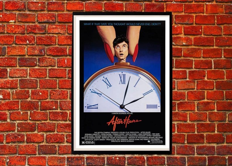 Może przedstawiać: Winiety plakat filmowy do filmu "Po godzinach" przedstawiający twarz mężczyzny w dużym zegarze z napisem "What if that date you thought would never end didn't?" u g&oacute;ry.