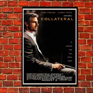 Può includere: Locandina del film Collateral con Tom Cruise e Jamie Foxx. La locandina presenta uno sfondo nero con testo bianco e una foto di Tom Cruise in abito.