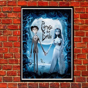 以下が含まれることがあります： アニメ映画「 Corpse Bride 」の映画ポスター。白いドレスを着た骸骨の嫁と、黒いスーツを着た新郎が描かれている。ポスターは青と白のカラーリングで、背景には月がある。