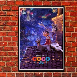 Peut inclure: Une affiche pour le film de Disney Pixar "Coco" représentant une scène colorée d'une ville de nuit avec des feux d'artifice. Les personnages Miguel et Hector sont debout sur un toit avec un chien. Le texte "Disney Pixar Coco" est affiché en bas au centre de l'affiche.